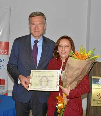 El embajador de Francia en Colombia, Gautier Mignot, entregó la condecoración a otorgada a Marcela Echeverri Henao, por la Repúb