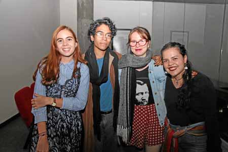 Valeria Flórez, Augusto Flórez, Lorenna Tello y Diana Pinzón, poetas de Cali. 