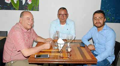 Rubén Darío Arroyave Alzate, Freddy Muñoz Salazar y Sebastián Román Castaño, de la empresa Triskel, se reunieron en Santorini.