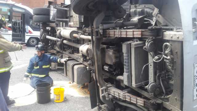 El accidente ocurrió al mediodía, en el carril de descenso hacia La Linda, frente a la clínica Avidanti.