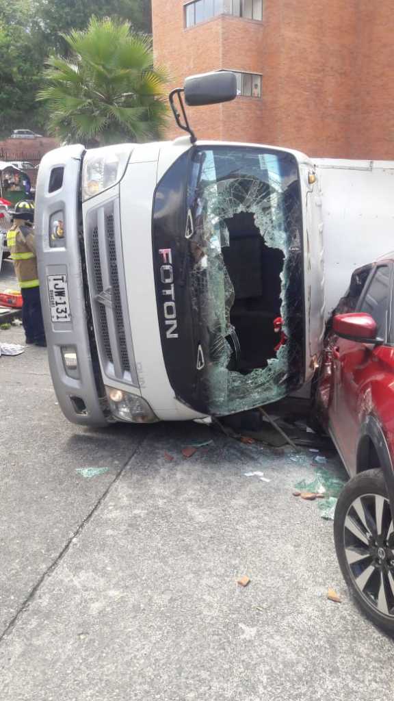 El accidente ocurrió al mediodía, en el carril de descenso hacia La Linda, frente a la clínica Avidanti.