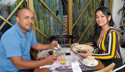 Orlando Marín Jaramillo fue homenajeado por su cumpleaños en el restaurante Cortesana por su esposa, Carolina Grajales Valencia.