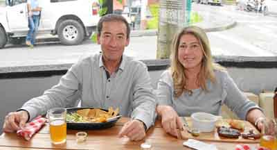 Fernando García y Victoria Hoyos celebraron 34 años de matrimonio en el restaurante San Juan.