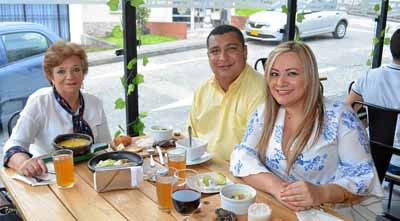 María Inés Gutiérrez Trujillo, Rafael Torregroza Gutiérrez y Sandra Milena González Gutiérrez se reunieron en el restaurante San