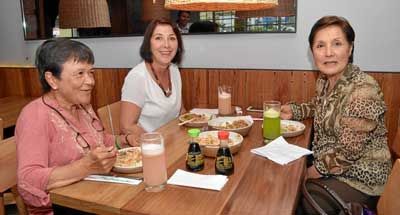 Luz Echeverri Mejía, María Emilia Echeverri Jaramillo y María del Pilar Villegas Villegas se reunieron en el restaurante Komo As