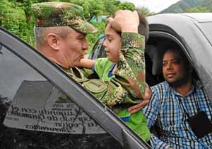 El general Eduardo Quiroz de la Fuerza de Tarea Vulcano recibió al niño Cristo José Contreras, tras llegar a su casa en El Carme