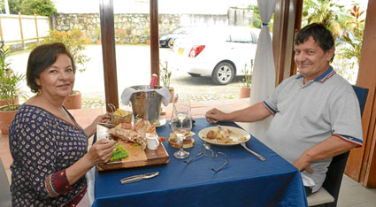 Los esposos Luz Marina Idárraga Vargas y Dominique Colas compartieron en el restaurante L’Atelier.