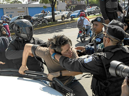 Los agentes reprimieron a los ciudadanos que alegaban su derecho a protestar contra el régimen. 