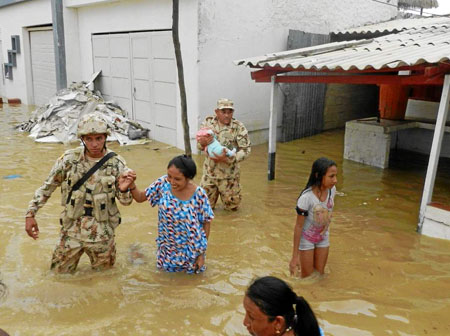 Foto | Primera División del Ejército | LA PATRIA  Militares se han encargado de prestar ayuda a la población que se desplaza a l