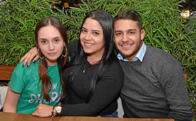 Para celebrar el cumpleaños de Mariana Soto Franco, sus amigos Luisa María Gallego Quintero y Luis Miguel Montoya Naranjo la hom