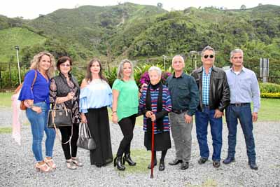 Leticia Gutiérrez de Benjumea aparece en compañía de sus hijos: Lucelly, Luz Marina, Luz Helena, Teresa, Hernán, Iván y Albeiro 
