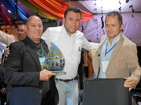 Arturo Murillo Noreña, director de la Banda de Belalcázar; junto a Jesús Iván Ospina, alcalde de Pensilvania; y Carlos Acevedo, 