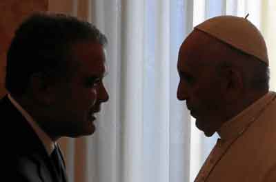 El papa Francisco conversa con el presidente colombiano, Iván Duque, durante una audiencia privada en el Vaticano.