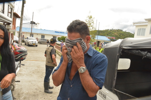 Familiares de los fallecidos se lamentan a las afueras de la morgue.