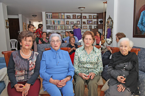 Magnolia Serna de Castaño, directora de la Cobija del Pobre; Rosalba Botero de Restrepo, Irene Botero de Zuluaga y Judith Jarami