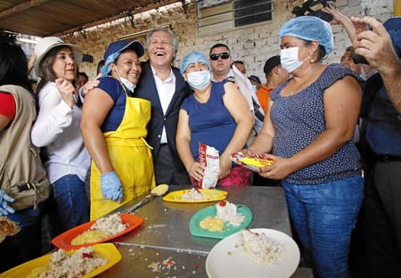 En el comedor humanitario La Divina Providencia, en Villa del Rosario, contigua a Cúcuta, a Almagro lo recibieron con abrazos y 