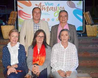 María Helena Uribe, Ana María Vélez y Liliana Villegas. De pie: Freddy García y Octavio Hernández.