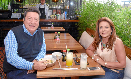 Germán López Jiménez y Liliana Palacio Aguilera se reunieron en el restaurante Komo Asian Concept.