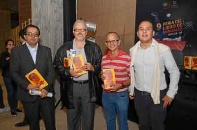 El escritor Orlando Mejía Rivera (segundo) presentó la segunda edición de su libro Recordando a Bosé, editado por la Universidad