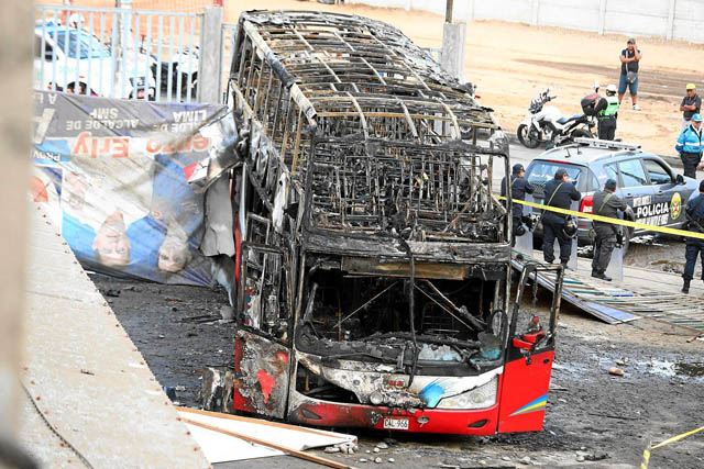 El incendio se produjo antes de que el bus saliera con destino a Chiclayo en el norte de Perú. 