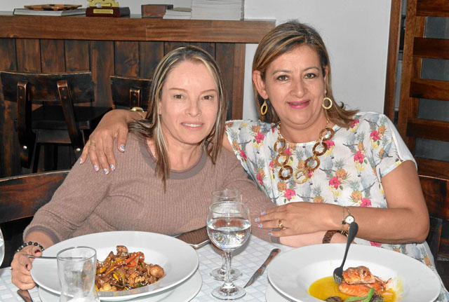Norma Lucía Patiño Giraldo felicitó a Alcira de Jesús Díaz Grajales por su cumpleaños, en el restaurante Vino y Pimienta.