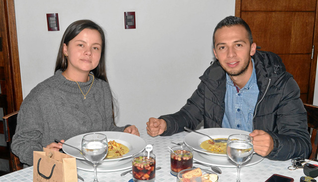 A Valentina Gómez Loaiza le celebró el cumpleaños, Juan Pablo Osorio López en el restaurante Vino y Pimienta.