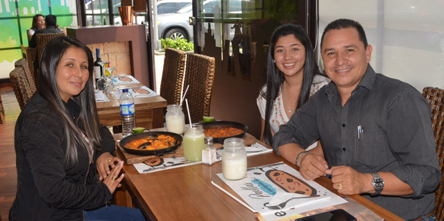 En el restaurante Eñe compartieron Ana María Primo Rojas, Laura Bohórquez Primo y José Norbey Quintero.