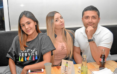 María Antonia Gelacio Cardona, Valeria Bedoya Cuervo y Pablo Gómez se reunieron en el restaurante Chilli Dogs.