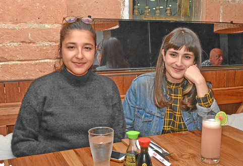En el restaurante Komo Asian Concept compartieron Estefanía Sánchez Yepes y Juliana Soto Vallejo.