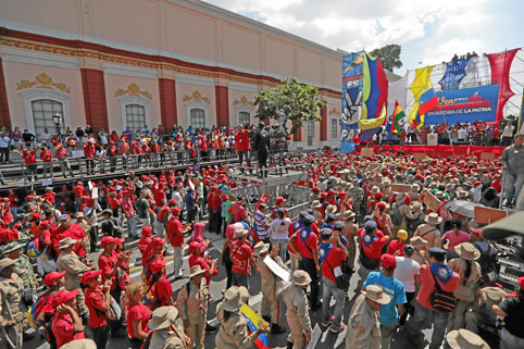Simpatizantes del Gobierno participaron de otra marcha multitudinaria en defensa del presidente. 