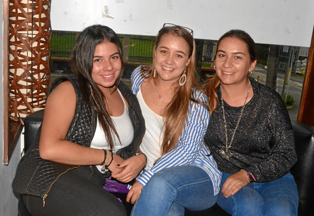 En el restaurante Wingz almorzaron Valeria Agudelo Valencia, Mariana Aristizábal Naranjo y Alejandro Valencia Ospina.