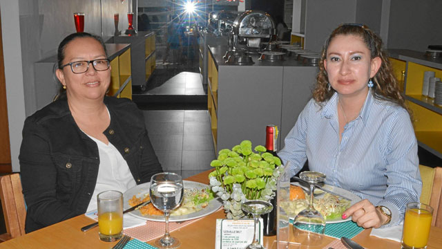 Eliana Rojas González y Marilú Díaz Díaz, de Confecoop, se reunieron en el restaurante Planta del Hotel Pop Art Las Colinas.