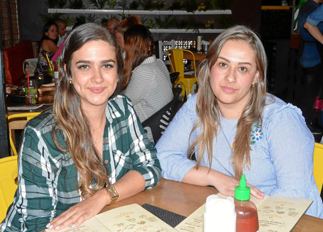 En el restaurante La Patatería compartieron Mariana López Fernández y Beatriz Zuluaga Arango.