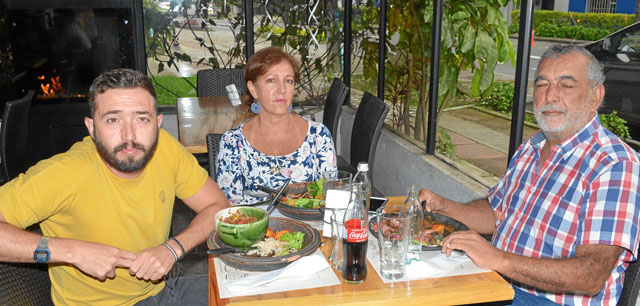 Sebastián Arango López, Beatriz López González y Ricardo Arango Henao se reunieron en el restaurante Buffalo Republic.