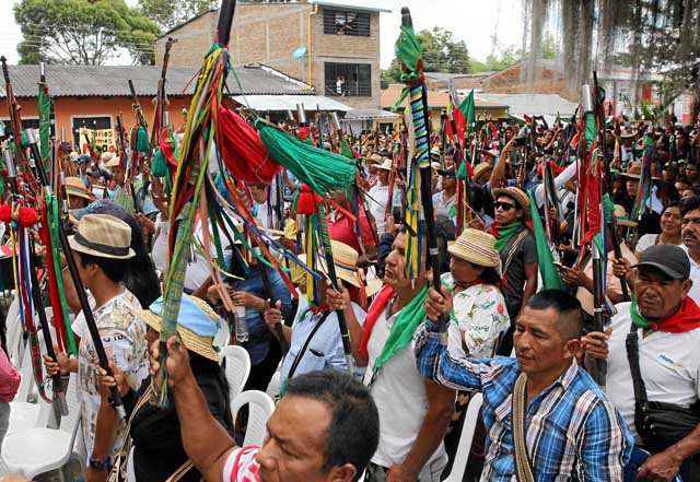 Decenas de indígenas permanecieron concentrados en el parque de Caldono a la espera del mandatario nacional. 