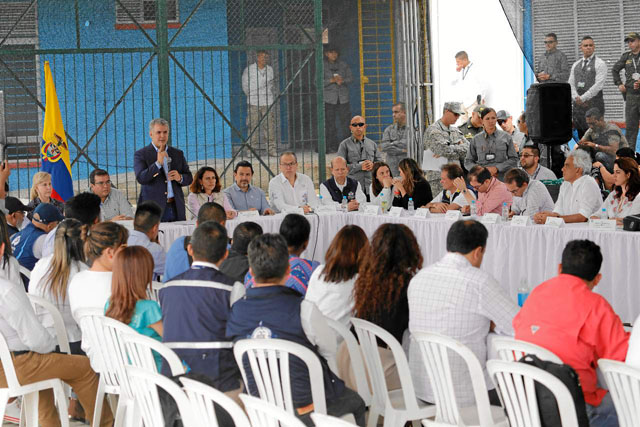 Duque esperó a los indígenas junto al procurador general, Fernando Carrillo, funcionarios de la Defensoría del Pueblo, así como 