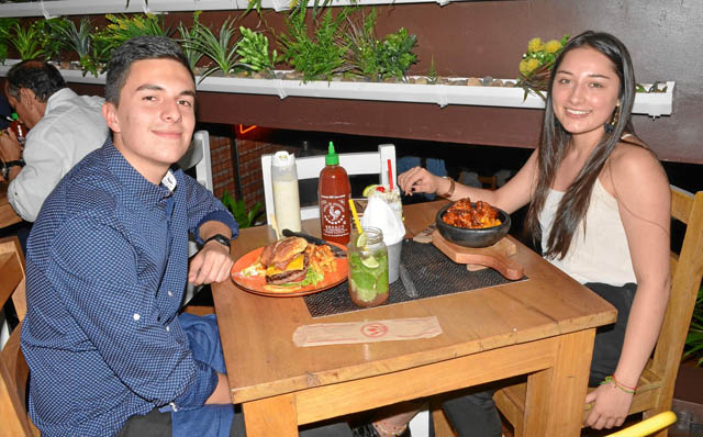 Alejandro Díaz Valencia ofreció una comida en La Patatería, para festejar el cumpleaños de su novia, Diana Estefanía Vergara Gon