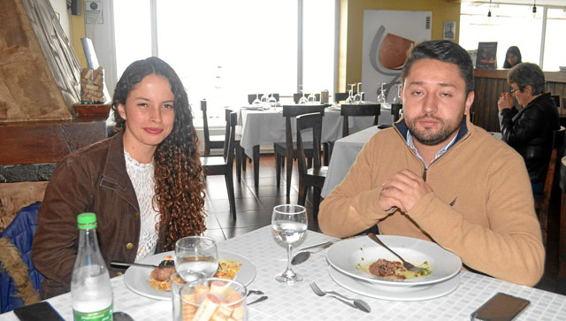 A Natalia Aguirre Naranjo su novio, Andrés Ramírez González, le celebró el cumpleaños en un almuerzo en Vino y Pimienta.
