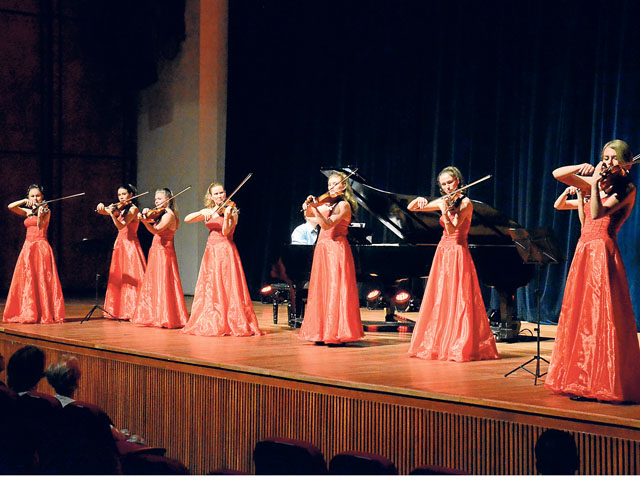 Integrantes del grupo Los Violines mágicos de Moscú. 