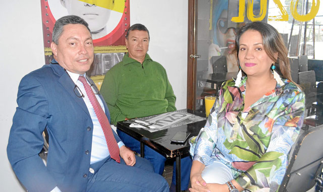 En el restaurante Ozul se reunieron los compañeros de Neumovida Germán Hurtado Posada, Jaime Alberto Echeverri Franco y Angélica