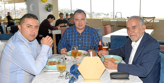 En el restaurante La Azotea se reunieron Rubén Darío Osorio Gutiérrez, Luis Fernando Grajales Toro y Antonio Corrales Giraldo