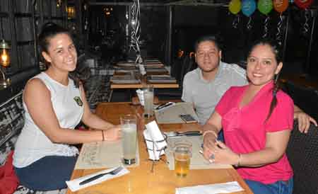 María Alejandra Quintero Moreno, Carlos Quintero Moreno y Stefanía Castaño Carmona se reunieron en el restaurante Buffalo Republ
