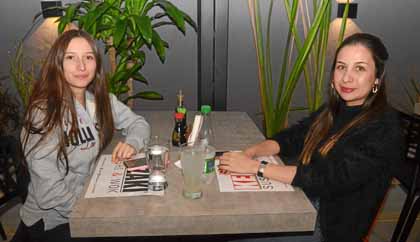 Elisa Rojas Vargas invitó a su hermana. María Alejandra Rojas Vargas, a una comida en el restaurante Keisaki para celebrar su gr