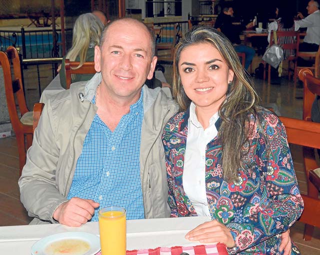 Los esposos Leonardo Díaz Peláez y Silvia Buriticá Aguirre se reunieron en el Club Manizales.