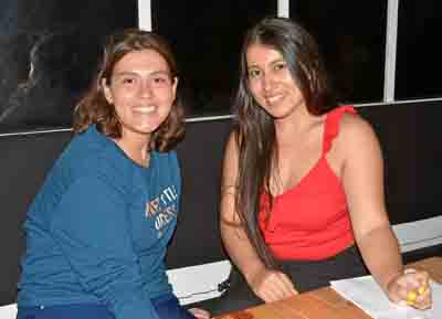 Laura Elizabeth Quiñónez Toro y Manuela Díaz Vergara cenaron en el restaurante Chilli Dogs.