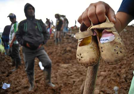 Una persona muestra unos zapatos de niña 