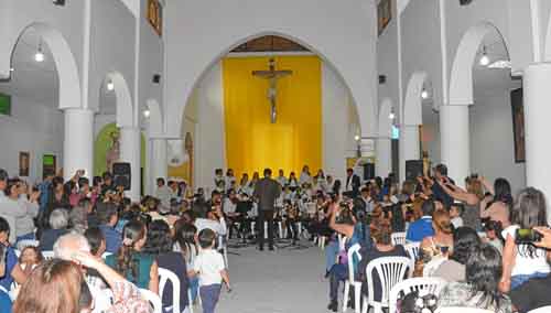 Estudiantes de la Corporación Rafael Pombo durante su recital en el templo San Antonio María Claret.