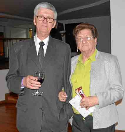 Luis Gonzaga Serna Zuluaga aparece en compañía de su esposa, Dolly Salazar de Serna.
