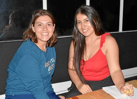 Laura Elizabeth Quiñónez Toro y Manuela Díaz Vergara cenaron en Chilli Dogs.