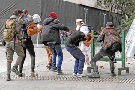 Los fotoperiodistas cubrían la protesta contra el Gobierno de Iván Duque a Bogotá. 